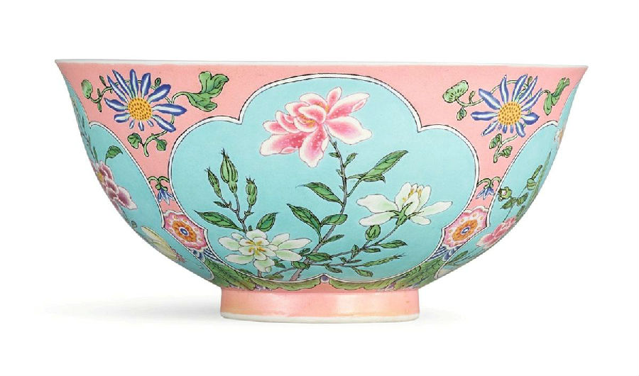 粉红地珐琅彩花卉纹碗