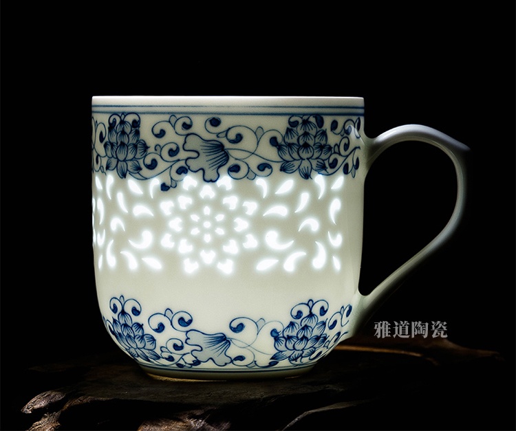 景德镇女士茶水分离镂空陶瓷茶杯(图3)