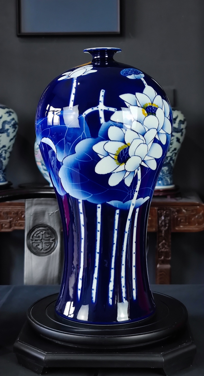 景德镇手绘荷花客厅花瓶摆设（两款）(图1)