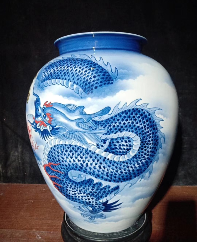 王云喜手绘陶瓷花瓶作品（龙马精神）